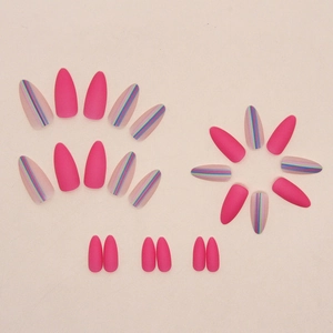 Faux ongles amande magenta mat avec des pièces accentuées à rayures verticales