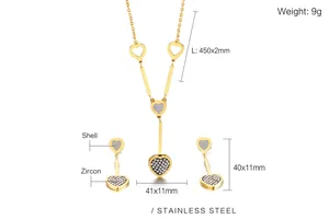 Vue détaillée de l'ensemble collier et boucles d'oreilles cœur en acier doré et zircon