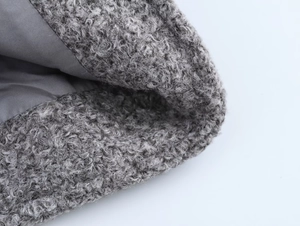 Détail de la texture laine d'agneau grise et doublure lisse pour manteau d'hiver femme