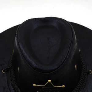 Detail eines schwarzen PU-Leder-Cowboyhuts mit goldenem Sheriff-Stern und geflochtenem Seil