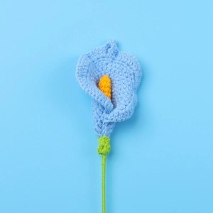 Détail d'un lys calla bleu crocheté à la main avec étamine jaune et tige verte fine