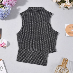 Détail du haut en maille à col montant avec texture à carreaux noir et blanc élégante