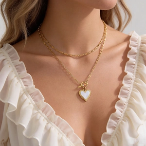 Collier doré multi-rangs avec pendentif cœur, chaîne trombone et fermoir à bascule