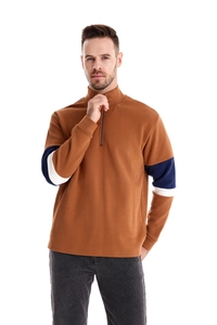 Detail of color-block long sleeve polo sweatshirt with zipper in brown and navy