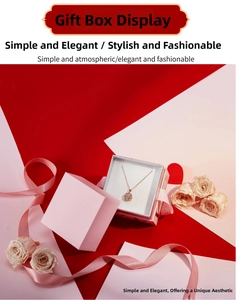 Détail d'un collier floral en or rose avec cristaux dans un écrin à bijoux rose