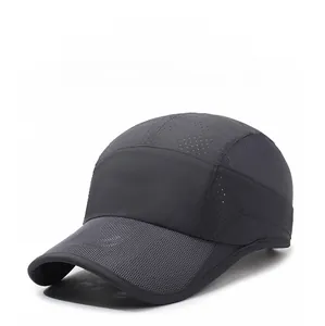 Détail du tissu en maille respirante sur une casquette de baseball noire à séchage rapide