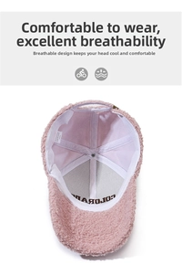 Détail de l'intérieur d'une casquette de baseball en polaire rose avec broderie et étiquette