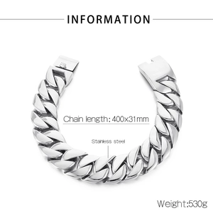 Detail view of 31mm wide stainless steel Cuban link chain with 400mm length and 530g weight