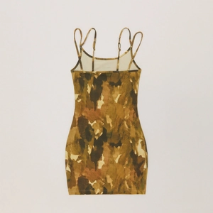 Robe courte marron à imprimé abstrait avec fines bretelles et coupe moulante ajustée