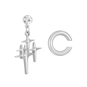 Détail de la boucle d'oreille étoile argentée et du piercing d'oreille poli avec cristal