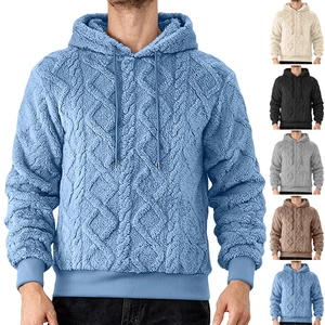 Dettaglio delle felpe in peluche jacquard con trama a rombi e opzioni di colore