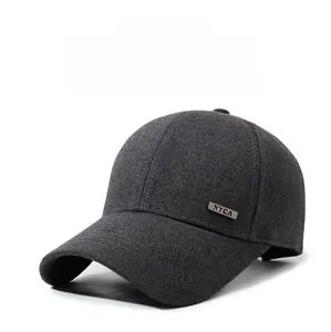 Détail d'une casquette de baseball gris foncé avec logo NYCA en métal et tissu sergé