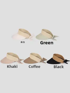 Dettaglio di visiere intrecciate in cinque colori: bianco, verde, kaki, caffè e nero