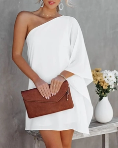 Détail de la robe courte blanche asymétrique avec volant élégant et tissu drapé