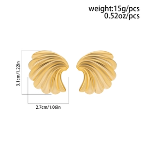 Dettaglio orecchini a foglia di ginkgo dorata con peso di 15g e misura di 3,1cm