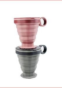 Dettaglio di imbuti pieghevoli in silicone rosa e grigio, design salvaspazio