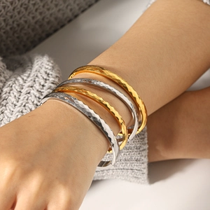 Bracelet Jonc Acier Inoxydable Plaqué Or 18K Texture Martelée Géométrique Irrégulière Bijoux Minimalistes