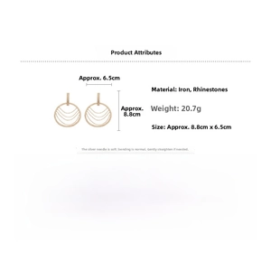 Détails des boucles d'oreilles pompons en strass ronds montrant les dimensions réelles