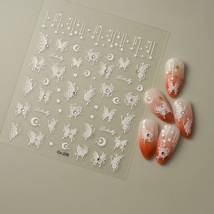 Détail de stickers à ongles 3D papillon blanc avec strass et aperçu sur dégradé de couleurs