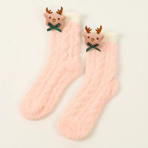Detail von rosa Korallenvlies-Socken mit süßer Elch-Puppe und weißem Plüschrand