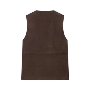 Vue arrière d'un gilet marron vintage en faux daim avec poches et jupe midi
