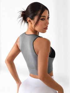 Dettaglio del reggiseno sportivo racerback con trama a coste e pannelli laterali mesh