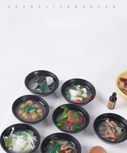 Vue détaillée de porte-clés miniatures de bols de soupe miso et bœuf japonaise