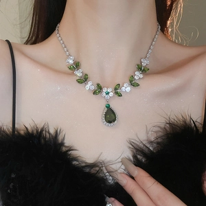 Dettaglio della collana in argento con motivi a foglia verde e pendente a forma di pera