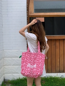 Outdoor-Ansicht der pinken Canvas-Tragetasche mit Leopardenmuster und Beach-Aufdruck