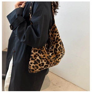 Vue détaillée du sac cabas en toile à motif léopard porté à l'épaule par un mannequin