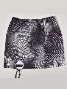 Détail à plat d'une mini-jupe à imprimé quadrillé noir et blanc avec cordon latéral