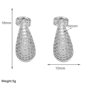 Detail van druppeloorbellen met kleine gezette zirkoonstenen en hoogte van 18 millimeter