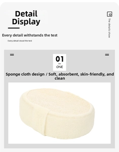 Detail van ovale loofah spons met zachte stof en handriem voor lichaamsreiniging en scrub
