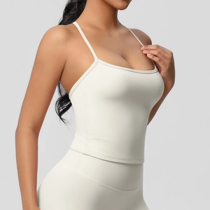 Dettaglio del reggiseno yoga bianco crema con spalline sottili e tessuto opaco elastico