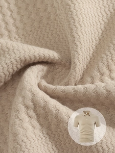 Dettaglio polo color kaki con trama jacquard ondulata e colletto a risvolto classico