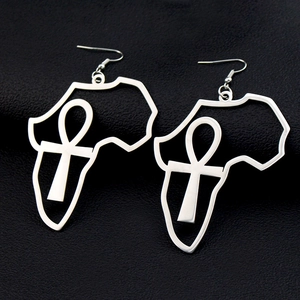 Détail macro de boucles d'oreilles carte Afrique en argent avec symboles Ankh