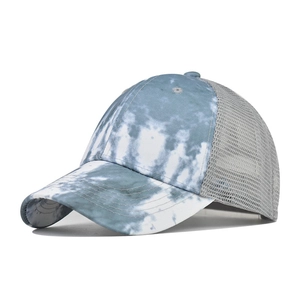 Dettaglio del cappellino tie-dye con rete grigia traspirante e visiera curva moda