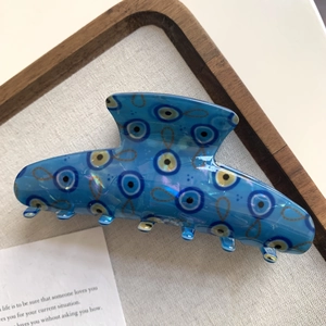 Haarklammer mit blauem Evil-Eye-Muster aus lichtdurchlässigem Harz in klassischer Form
