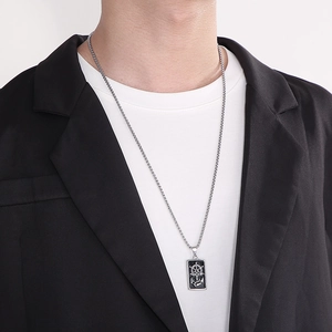 Collier hiphop avec pendentif gouvernail et ancre sur mannequin homme en veste noire