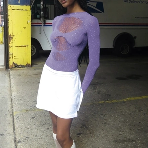 Détail du body violet à manches longues avec maille ajourée et strass étincelants