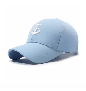 Détail de la broderie 3D ancre nautique sur la casquette en coton sergé bleu clair