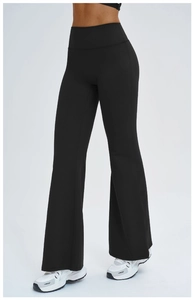 Détail d'un pantalon de yoga évasé taille haute avec ceinture large et finition noir mat