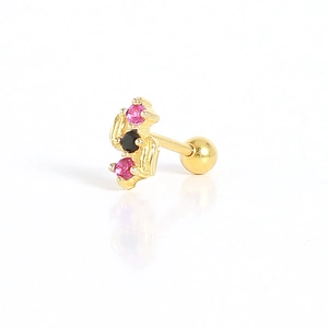 Dettaglio di piercing per cartilagine in argento 925 dorato con cristalli rosa e neri