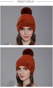 Vues de face et de profil d'un bonnet d'hiver en tricot rouille avec gros pompon en fourrure