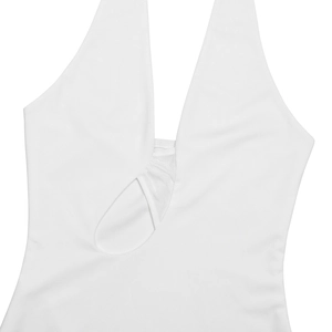 Gros plan sur robe dos nu blanche sexy avec décolleté en V et détails ajourés