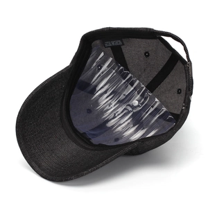 Détail de la doublure d'une casquette en denim 100 % coton avec étiquette de lavage