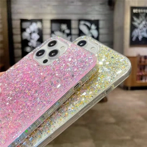 Detalle cercano de funda de teléfono de resina brillante con texturas rosas y plateadas.
