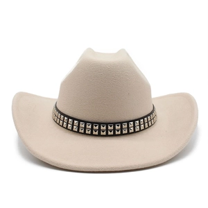 Detailansicht beige Wollfilz-Cowboyhut mit schwarzem Nietengürtel und Silbernieten