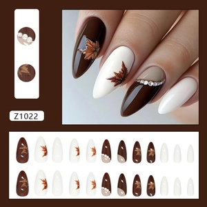 Faux ongles amande rétro avec motif feuille d'érable, diamants et perles nacrées