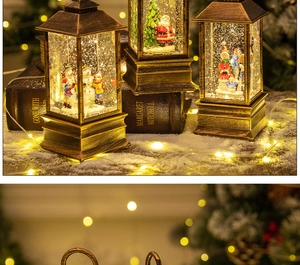 Gros plan d'une lanterne de Noël vintage en bronze avec scène de Père Noël et paillettes